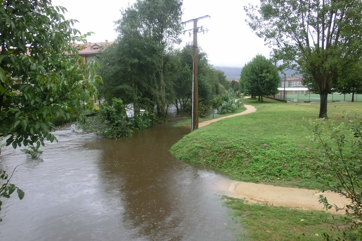 As brigadas da Deputación de Pontevedra interviron na EP Gondomar-Chaín-Morgadáns, cortada por unha inundación que afectou tamén a unha carpintería próxima