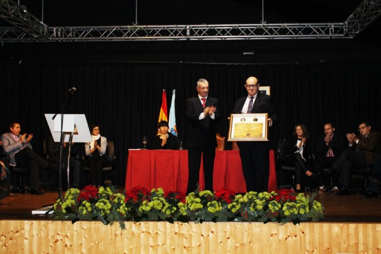 O Gondomar Club de Fútbol recibe unha medalla de ouro polo seu centenario