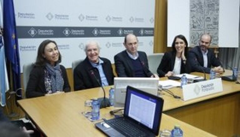 Os dous módulos da escultura que elabora a Escola de Canteiros con 500 paneis do pintor Xosé Solla serán instalados na praza Massó de Bueu