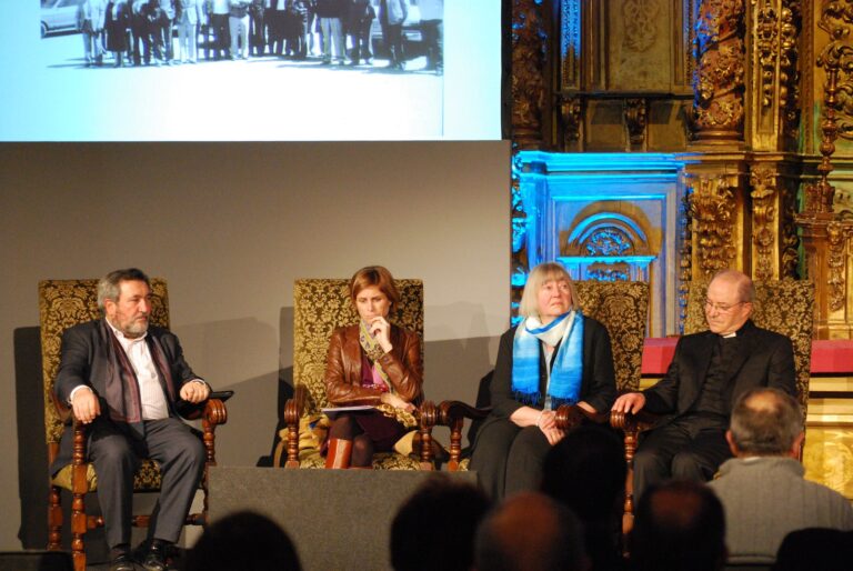 A directora de Turismo de Galicia, Nava Castro, participou na homenaxe celebrada polo aniversario do falecemento de Elías Valiña Sampedro que tivo lugar na Capela Real do Hostal dos Reis Católicos