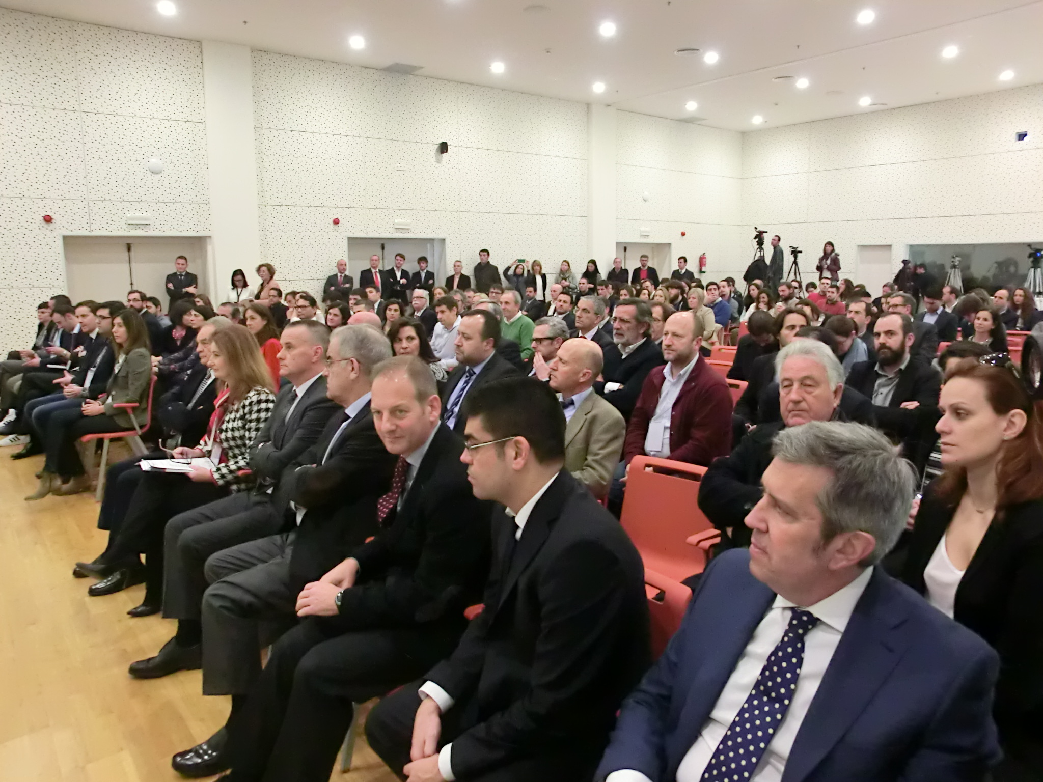 Núñez-Feijóo-visitou-viveiro-empresas-Centro-Negocios-Parque-Empresarial-Zona-Franca-Porto-Molle-clausurou-Demo Day-egunda-edición-ViaVigo