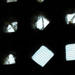 Detalle dalgúns vidros do santuario que se atopan en mal estado, pendentes de restauración. (Copiar)