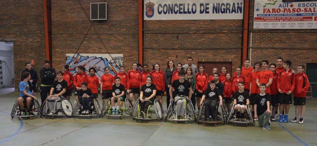 alcalde-de-Nigrán-entrega-trofeos-Amfiv-categorías-superiores-C.B. Nigrán-primeira-xornada-torneo-Basket-Sen-Barreiras