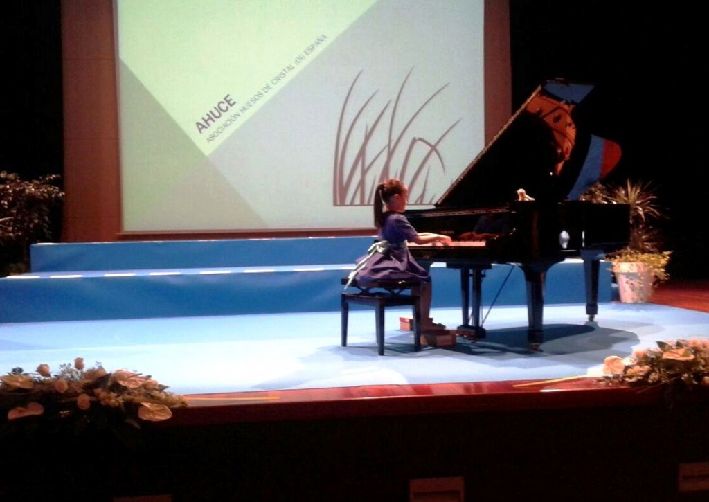 A-pequena-Cristina-Costa-conquista-Auditorio-Ribadumia-coa-súa-causa-solidaria