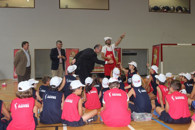 nenos-Campus-Baloncesto-Concello-Baiona-participan-campaña-Ponlle-ás-pilas-ao-teu-bocata