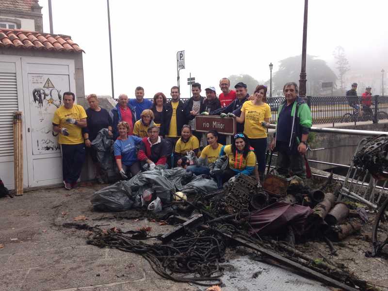 vintena-voluntarios-recolle-preto-dunha-tonelada-lixo-esteiro-Foz-rio-Miñor