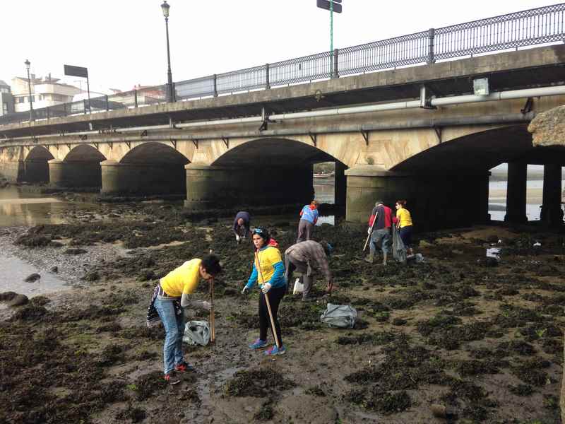 vintena-voluntarios-recolle-preto-dunha-tonelada-lixo-esteiro-Foz-rio-Miñor