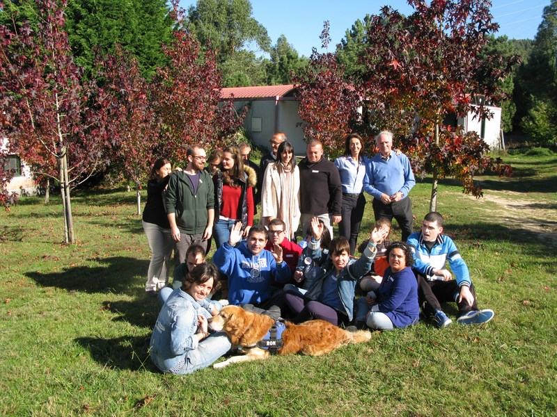 Usuarios-Centro-Castro-Navás-Fundación-Menela-Priegue-gozaron-esta-mañá-dunha-xornada-terapia-cans