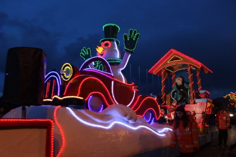 os-reis-magos-reparten-en-baiona-un-1-500kg-de-caramelos-e-mais-de-1-000-agasallos