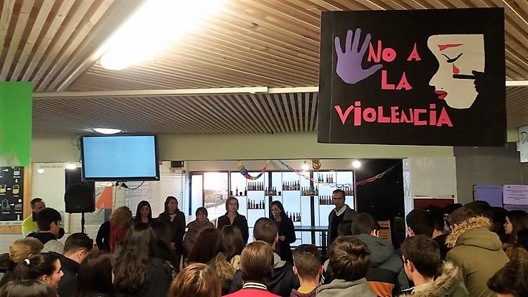 o-alumnado-do-c-p-i-covaterrena-de-baiona-mostra-o-seu-rexeitamento-a-violencia-de-xenero-cunha-exposicion-na-praza-de-abastos-da-vila