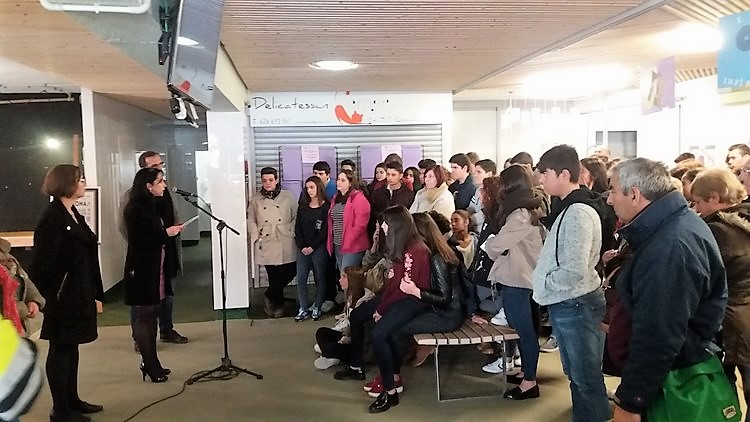 o-alumnado-do-c-p-i-covaterrena-de-baiona-mostra-o-seu-rexeitamento-a-violencia-de-xenero-cunha-exposicion-na-praza-de-abastos-da-vila