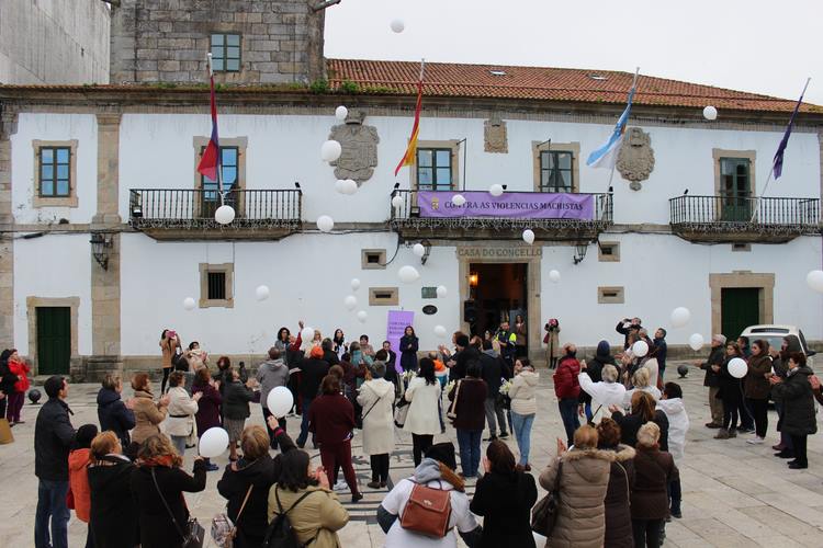 baiona-garda-un-minuto-de-silencio-con-motivo-do-dia-internacional-contra-a-violencia-de-xenero