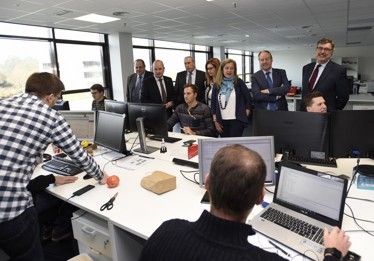 o-cinae-de-porto-do-molle-suscribe-un-acordo-coa-empresa-aistech-para-poner-en-orbita-tres-microsatelites-de-comunicacions-e-teledeteccion