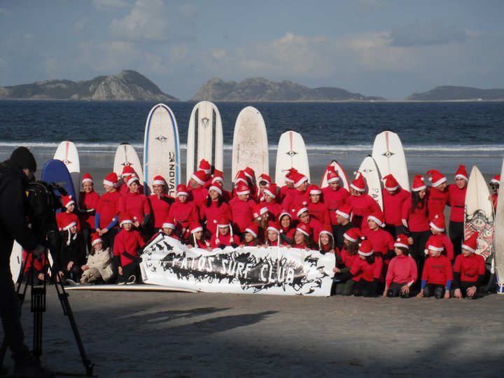 os-papa-noeles-surferos-volven-un-ano-mais-a-praia-de-patos