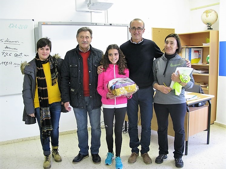 o-alcalde-de-nigran-entrega-nos-colexios-do-concello-os-premios-do-i-certame-de-cartas-do-apalpador