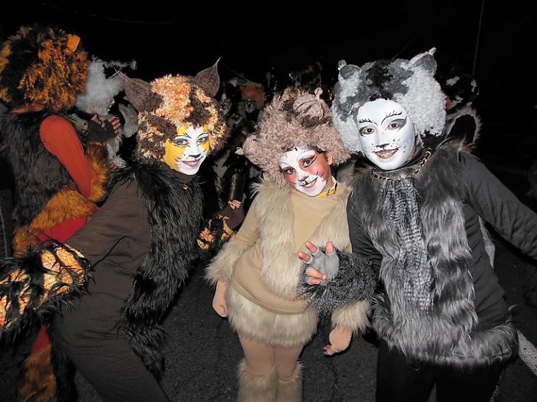 tomino-reunira-no-seixo-a-varios-millares-de-persoas-no-seu-tradicional-venres-de-foliada