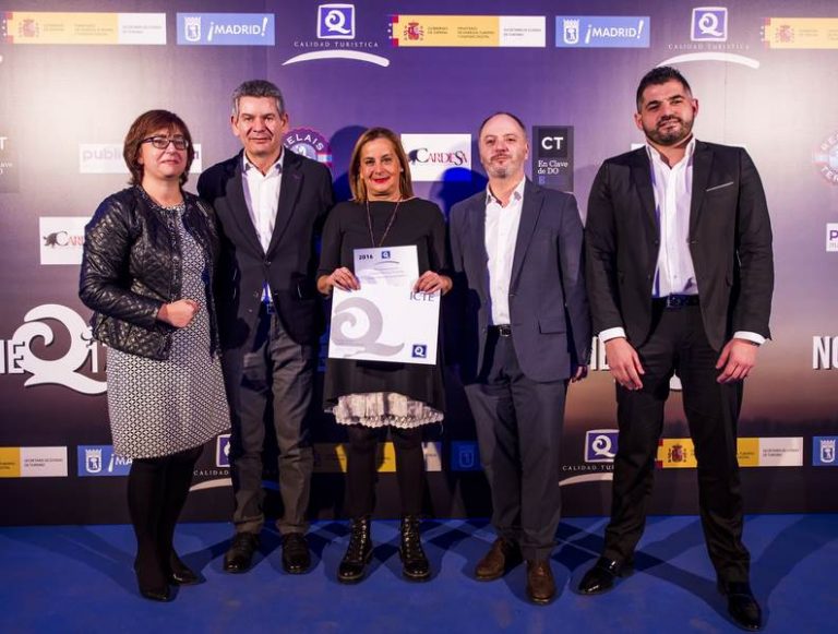 carmela-silva-recolle-en-madrid-a-q-de-calidade-outorgada-as-oficinas-de-turismo-rias-baixas