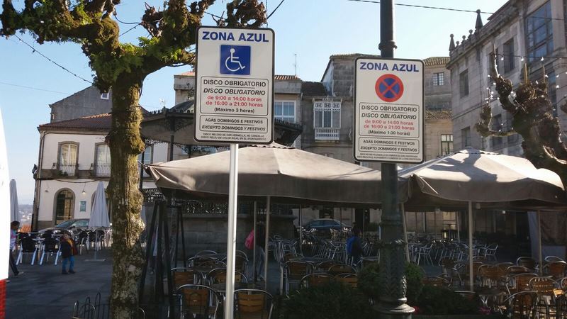 tui-nstala-unha-nova-sinalizacion-informativa-da-zona-azul-no-casco-urbano