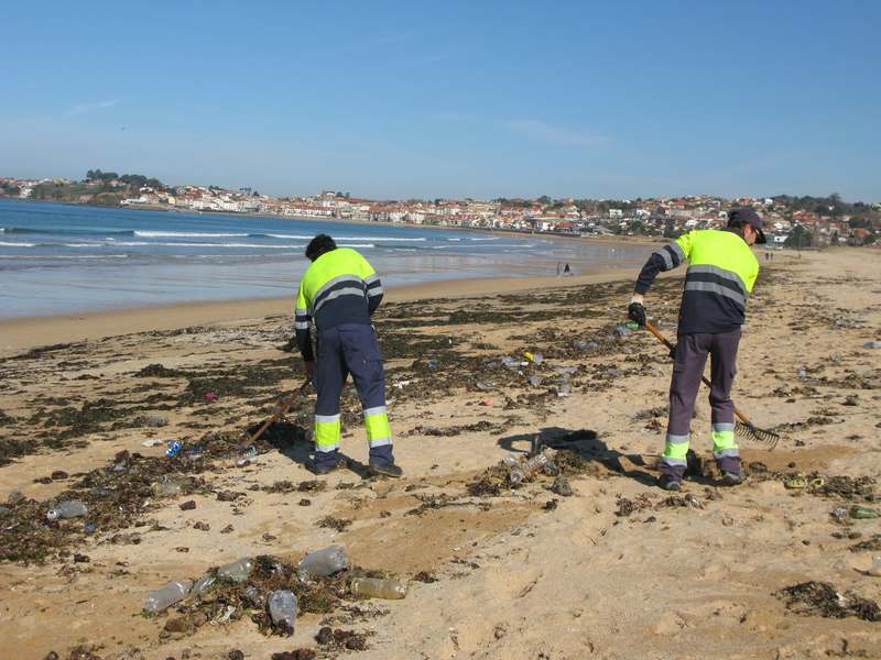 miles-de-botellas-de-plastico-chegaron-aos-areais-de-nigran-durante-o-temporal