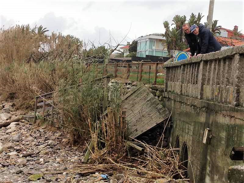 o-paseo-de-madeira-da-praia-de-priegue-nigran-completamente-destrozado-pola-forte-oleaxe