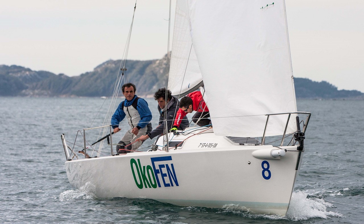 javier-da-gandara-e-a-sua-tripulacion-a-bordo-do-okofen-fixeronse-coa-vitoria-da-liga-de-inverno-clase-j80