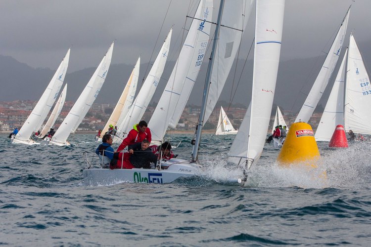 o-barco-liderado-por-javier-de-la-gandara-esta-a-un-paso-de-facerse-co-triunfo-na-liga-de-inverno-clase-j80-do-mrcy-de-baiona