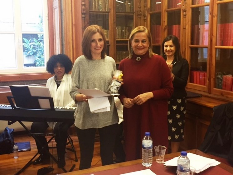 carmela-silva-entrega-o-primeiro-premio-do-concurso-de-microrrelatos-de-mulleres-progresistas