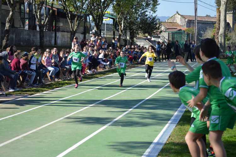 cento-cincuenta-nenos-e-nenas-de-primaria-estrean-a-nova-pista-de-atletismo-da-area-deportiva-do-mosteiro-en-tomino