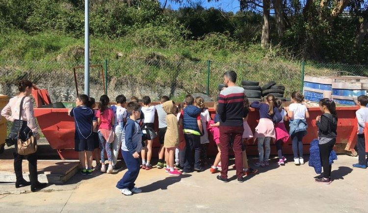 alumnos-do-colexio-covaterrena-pechan-a-campana-de-concienciacion-medioambiental-en-baiona