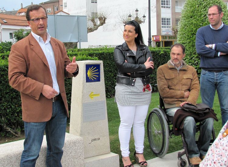 Baiona instala unha mouteira da ruta xacobea ás portas da nova Oficina de Turismo