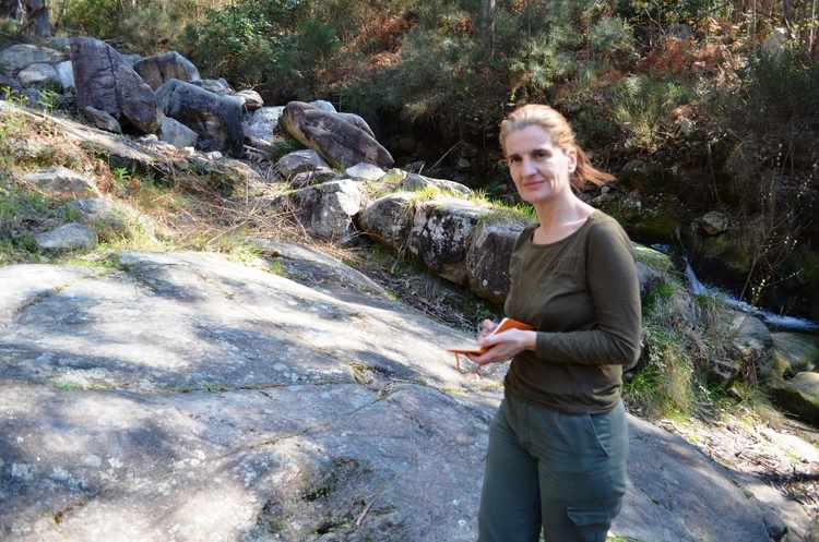 os-traballos-de-limpeza-de-costa-dos-castros-permiten-descubrir-novos-petroglifos-no-viveiro-oia