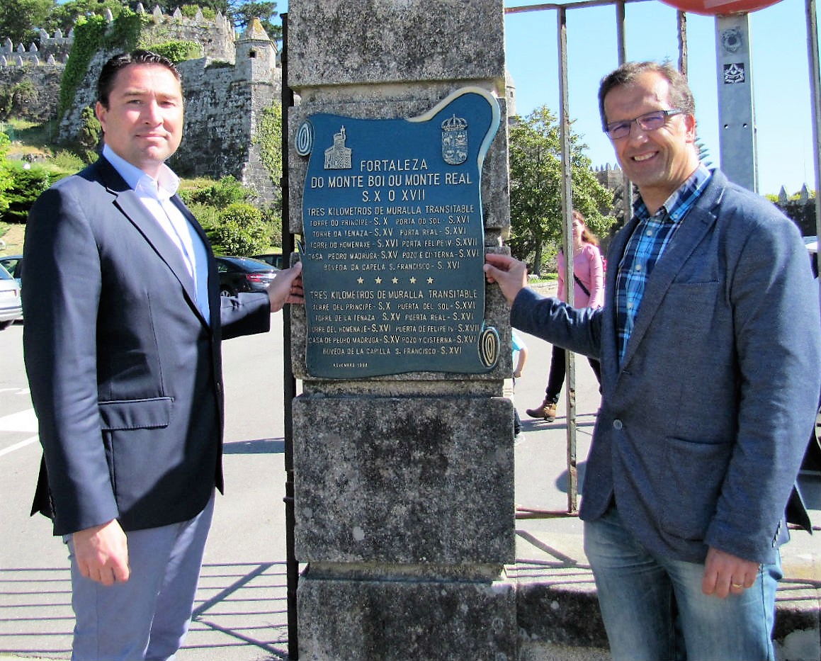 Francisco José Plaza, director do Parador, e Ángel Rosal, alcalde de Baiona, este martes durante a colocación da nova placa indicativa