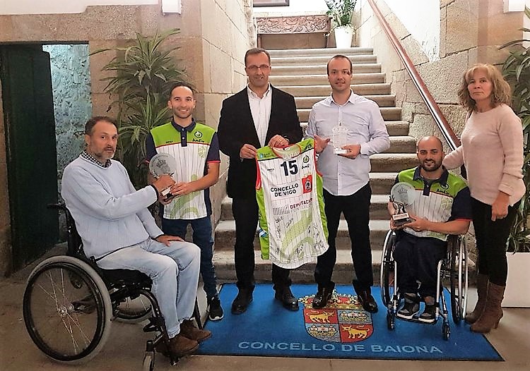 Os dous miñoranos do Club Amfiv campións de Europa reciben a homenaxe do Concello de Baiona