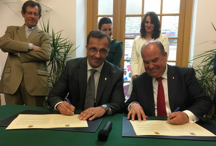 Baiona e a localidade francesa de Pornic deron a pasada fin de semana un paso máis para estreitar os seus lazos coa firma que ratifica o irmandamento acordado hai dúas décadas entre ambas dúas vilas. O rexedor baionés, Ángel Rodal, acudiu á rexión da Bretaña invitado polo seu homólogo, Jean Michel Brard, para participar nos actos conmemorativos do 20 aniversario.