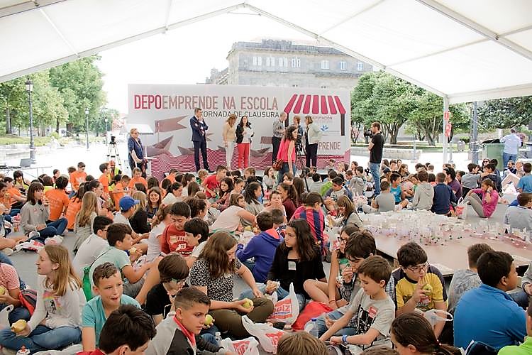 un-mercado-de-rua-xestionado-por-mais-de-400-nenos-e-nenas-clausura-depoemprende-na-escola-2017