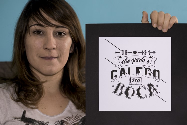 henar-alonso-ganadora-do-concurso-de-camisetas-de-tomino-por-mor-do-dia-das-letras-galegas