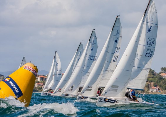 o-oral-group-galimplant-veleiro-do-real-club-nautico-de-sanxenxo-conquista-en-baiona-o-trofeo-repsol