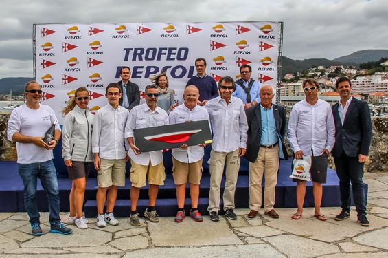 o-oral-group-galimplant-veleiro-do-real-club-nautico-de-sanxenxo-conquista-en-baiona-o-trofeo-repsol