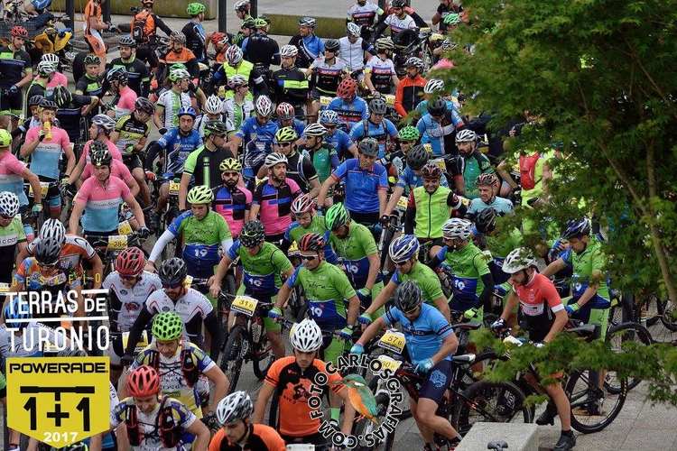 Máis de 700 deportistas, de todas as idades, encheron de color as rúas de Tomiño esta fin de semana