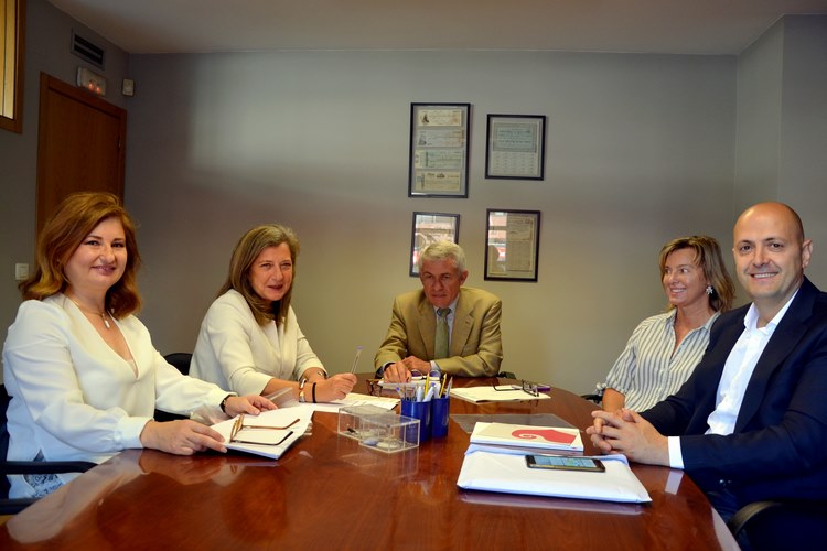 Foto: Rosa Eguizábal (directora de Promoción Económica del Consorcio), Teresa Pedrosa, notario José María Rueda, Patricia Alonso Suárez y Eladio Pérez, consejeros de Ecoforest