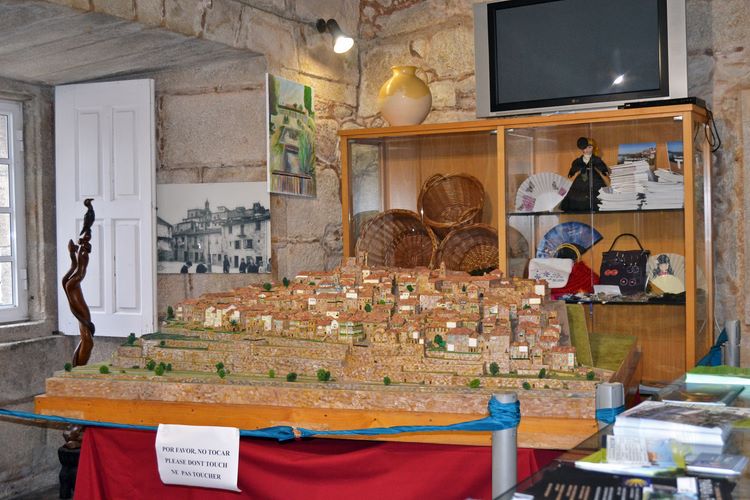 unha-maqueta-do-conxunto-historico-tui-pode-visitarse-na-oficina-turismo