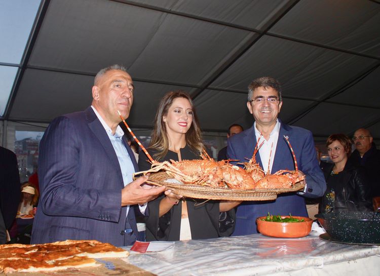 os-pregoeiros-queiman-e-pousa-emocionan-ao-publico-asistente-xxvii-festa-da-langosta-da-guarda
