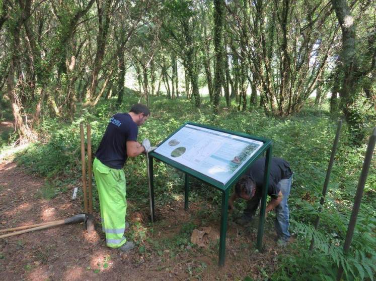 tomino-recupera-aula-aberta-do-rio-furnia-instalando-novos-paneis-explicativos-galego