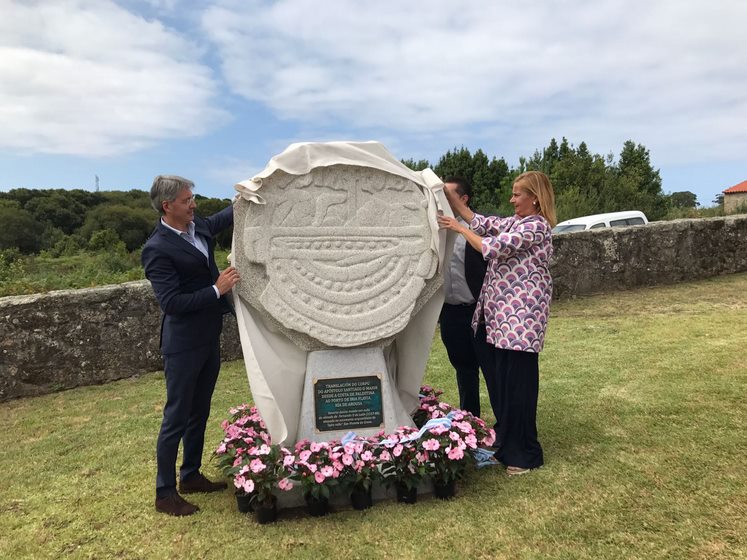 inaugurada-san-vicente-grove-replica-da-moeda-xacobea-elaborada-pola-escola-canteria