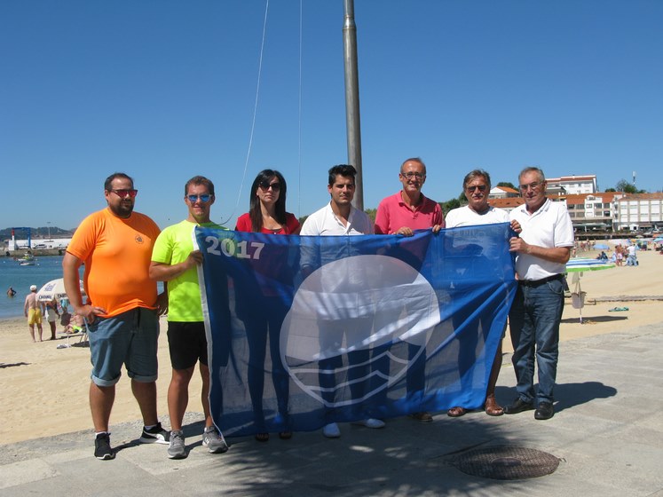 bandeira-azul-ondea-na-praia-panxon-sete-anos-despois