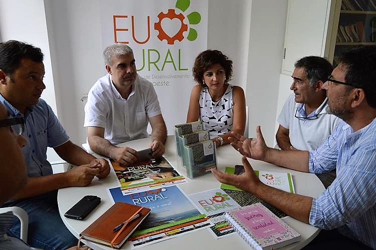 subdirector-agader-visita-oficina-da-asociacion-desenvolvemento-rural-tomino