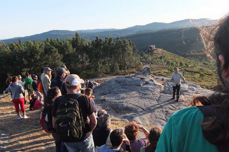 arte-rupestre-visita-nocturna-aos-petroglifos-do-monte-teton-primeira-das-rutas-da-nova-edicion-tomino-unico