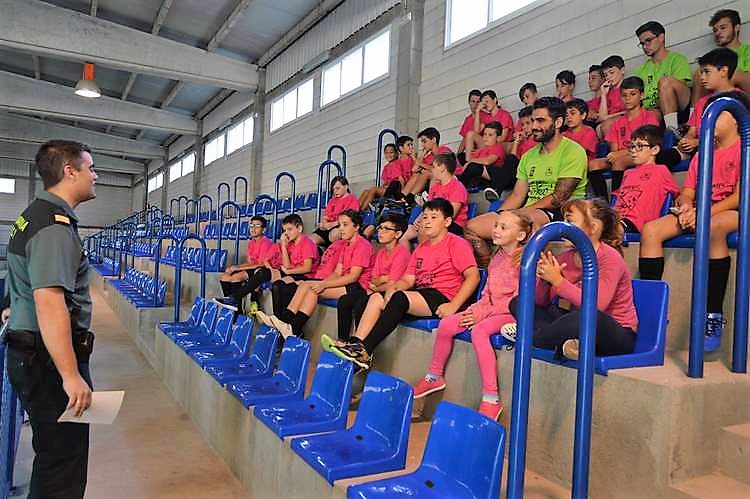 garda-civil-tomino-achegase-aos-pequenos-falar-acoso-escolar-e-igualdade-xenero