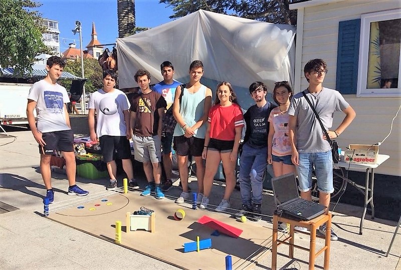 alumnos-do-ies-sangrina-da-guarda-amosan-seu-robot-na-alameda-as-festas-do-monte