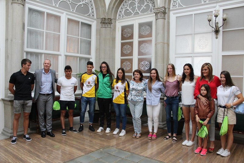 as-novas-promesas-do-piraguismo-da-provincia-pontevedra-recibidas-na-deputacion-tras-os-exitos-internacionais